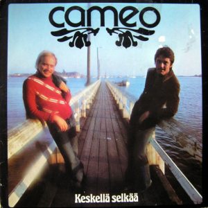 Cameo : Keskellä selkää